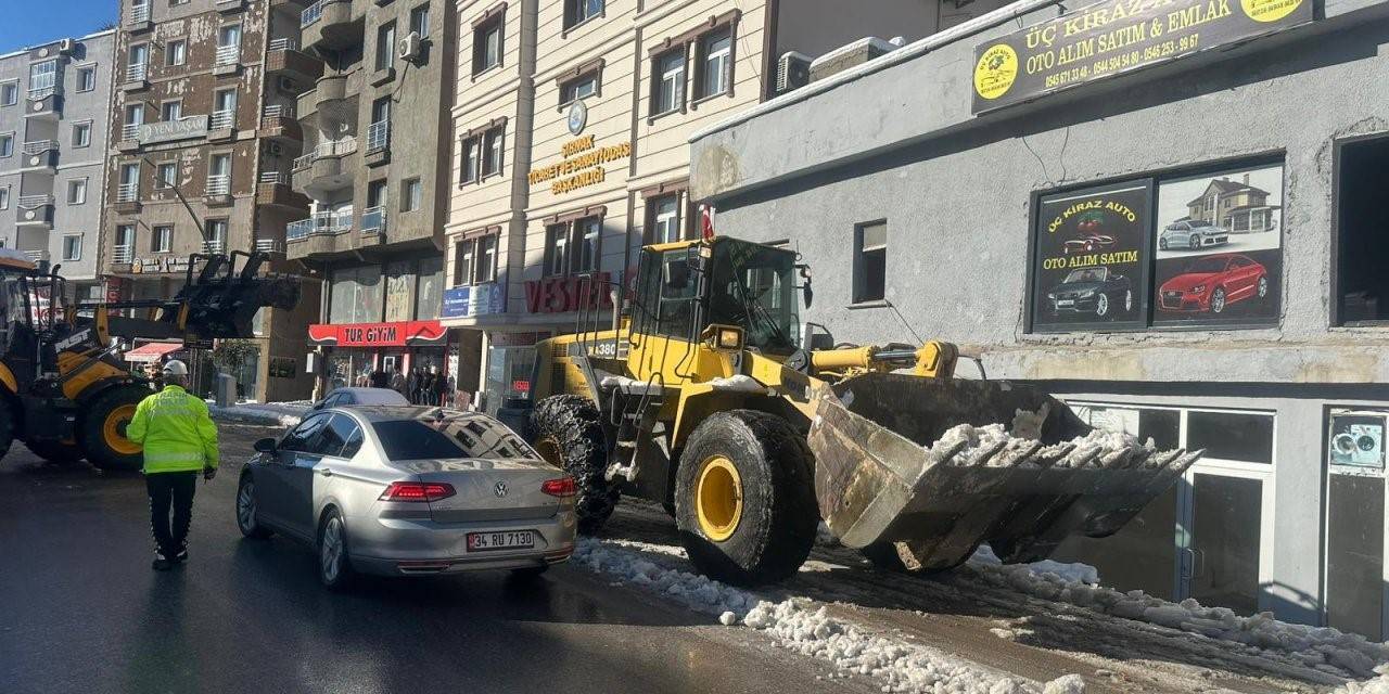 Şırnak Belediyesi Kar Temizleme Çalışmalarına Başladı