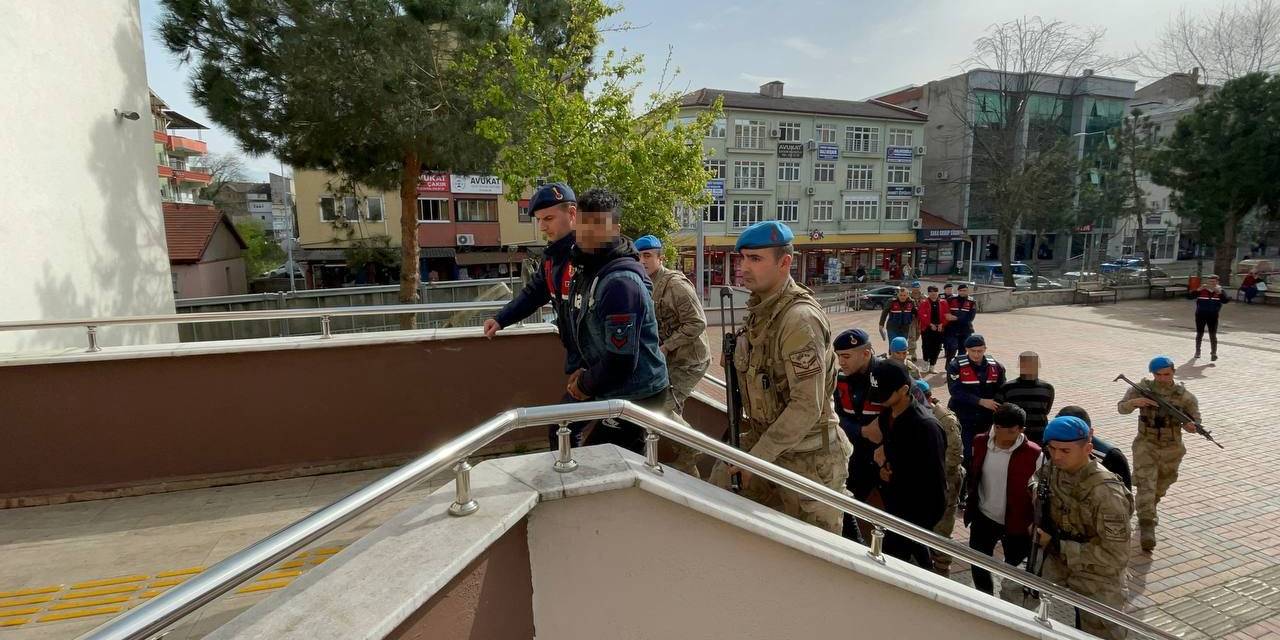 Camı Kırıp Eve Girdi, Eşinin Sevgilisini Defalarca Bıçakladı