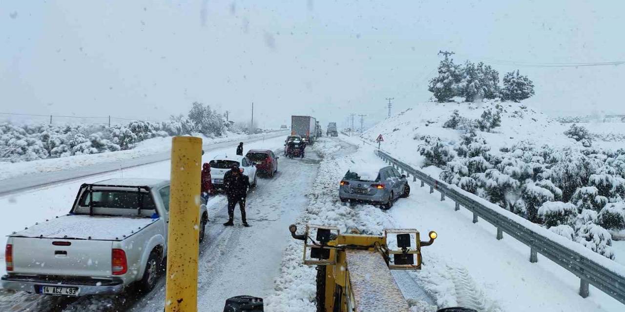 Mersin’de Kar Birçok Noktayı Beyaza Bürüdü, Araçları Yolda Bıraktı