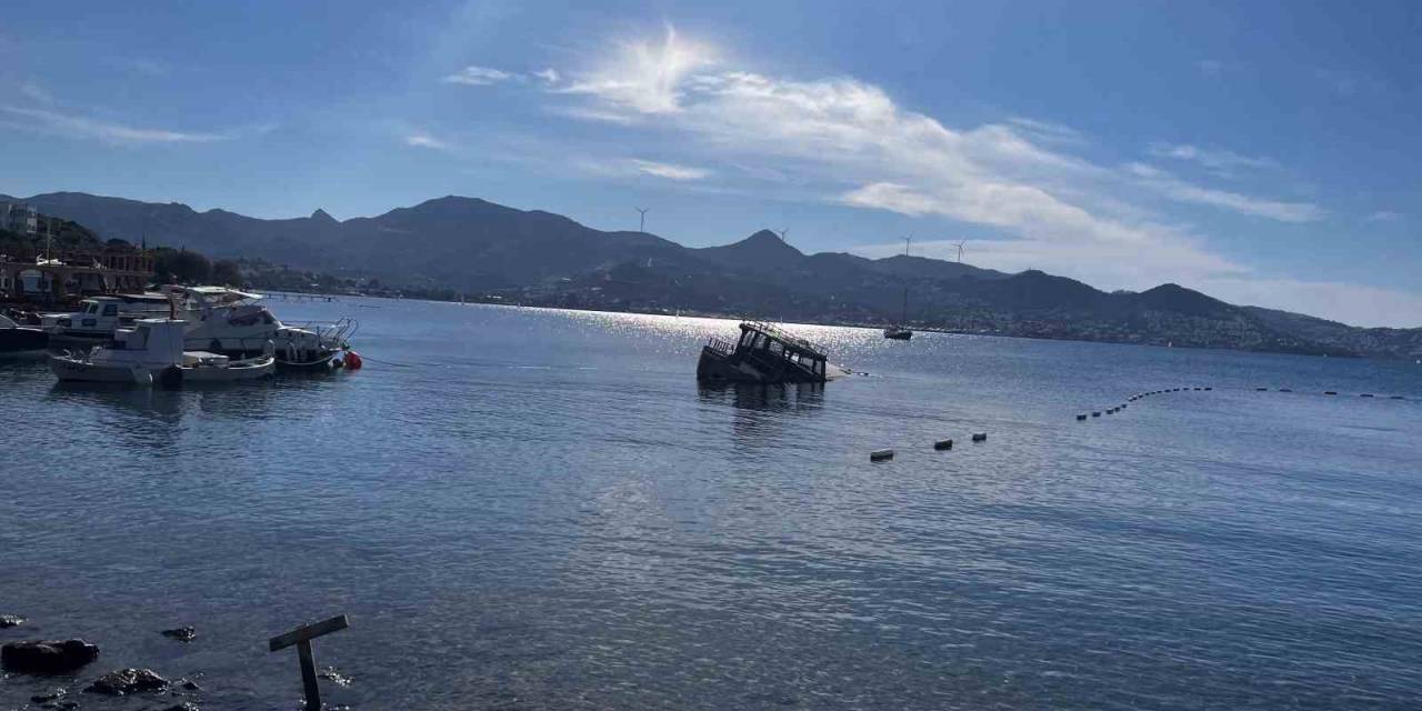 Fırtına Ahşap Tekneyi Alabora Etti