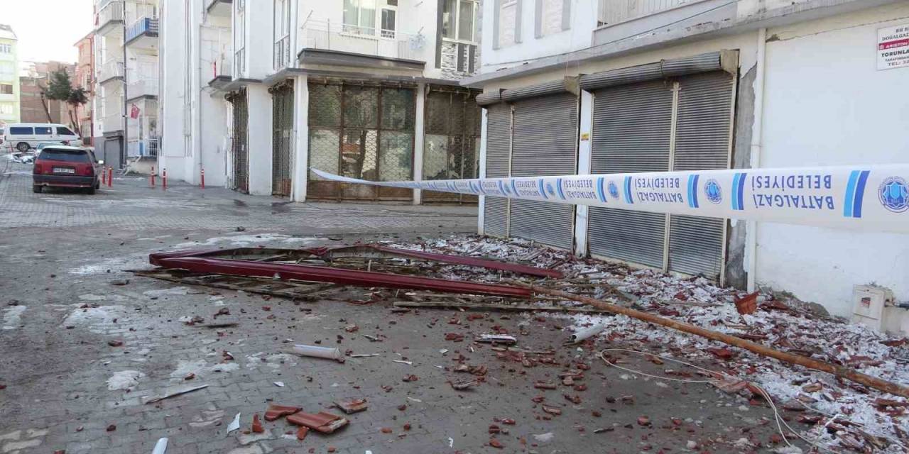 Malatya’da 4 Katlı Binanın Çatısı Çöktü