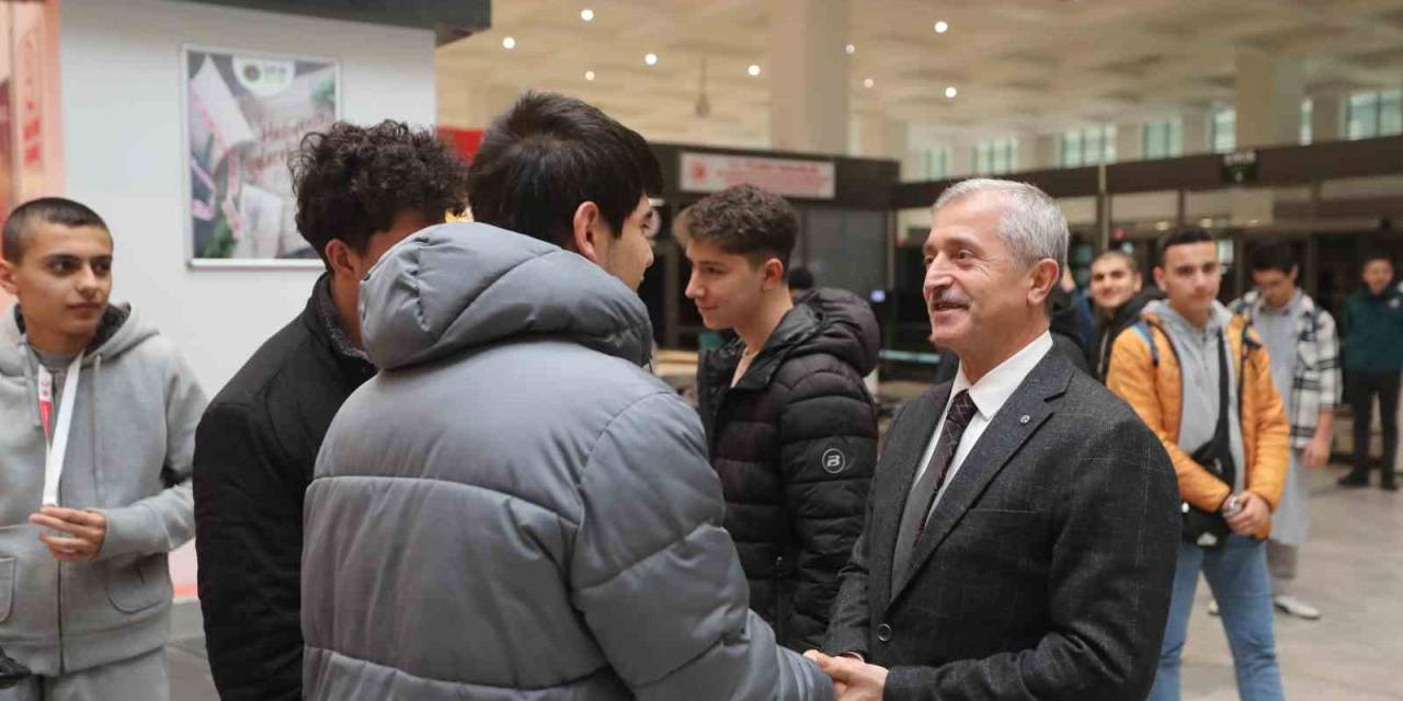 Umre’den Dönen Öğrencilere Coşkulu Karşılama