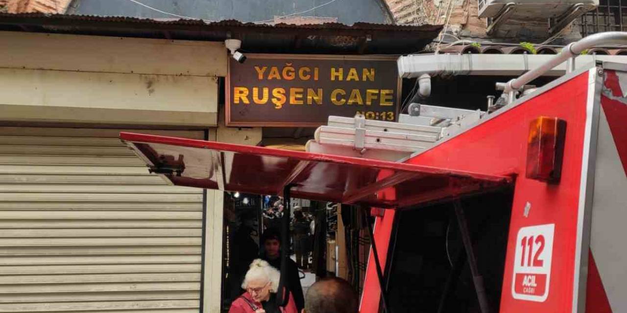 Fatih’te Ayakkabı Deposunda Çıkan Yangın Paniğe Neden Oldu