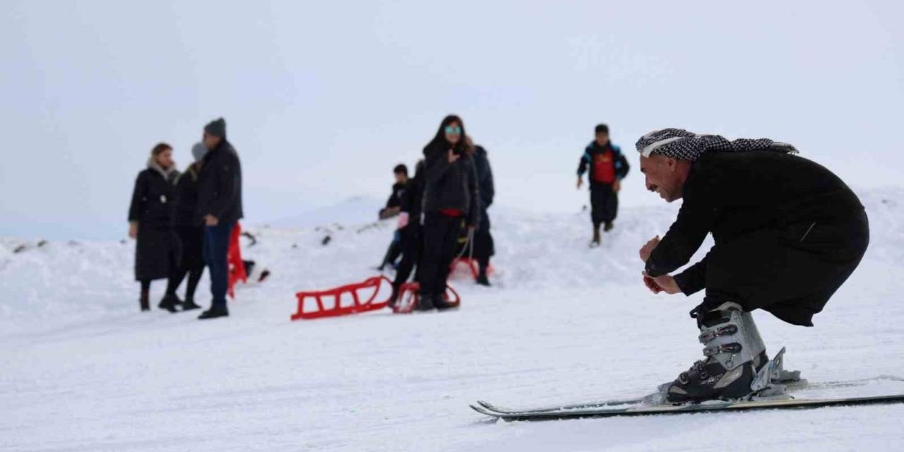 Karacadağ Eteklerinde Şalvarlı Ve Fistanlı Kayak Keyfi