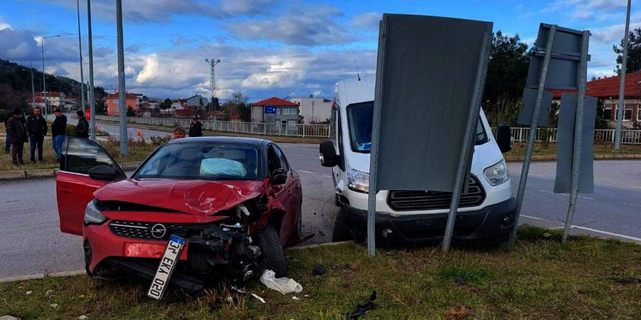 Otomobil İle Minibüs Çarpıştı: 2 Yaralı