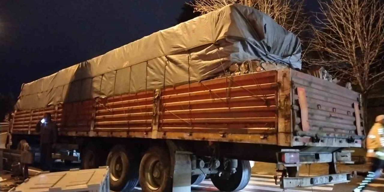 Kartal’da D-100 Karayolunda Arızalanan Tır Trafiği Durma Noktasına Getirdi