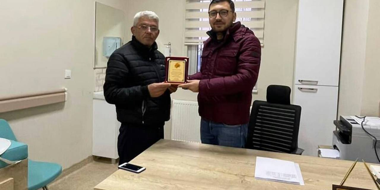 Tayini Çıkan Doktora Mahalle Muhtarından Plaket