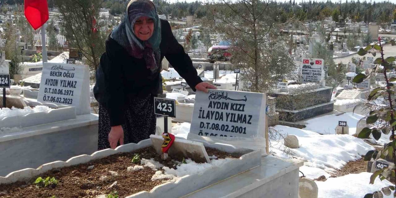 Depremde Oğlunu, Gelinini Ve Torunlarını Kaybeden Yaşlı Kadın Mezarlıktan Ayrılamıyor