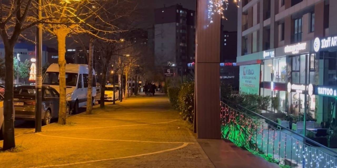 Beylikdüzü’nde Binaya Defalarca Ateş Ettiler, Olayı Videoya Çektiler