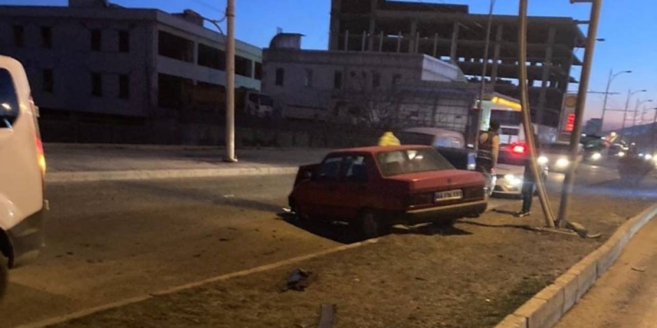 Kontrolden Çıkan Otomobil Refüje Çarptı: 1 Yaralı