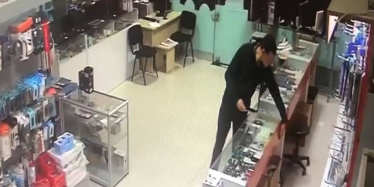 Tablet Bakmak İçin Girdiği Dükkandan Kaşla Göz Arasında 30 Bin Tl Değerinde 2 Telefonu Alarak Kaçtı