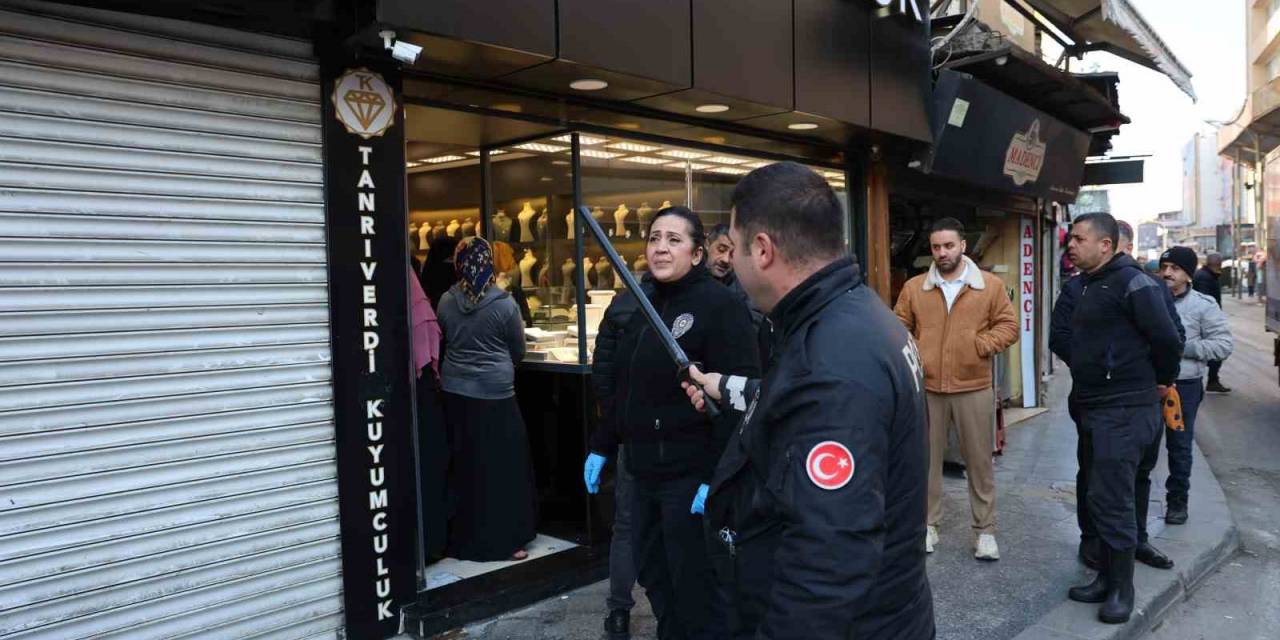 Kuyumcu Kadın Hırsızları İşyerine Kilitleyip Yakalattı