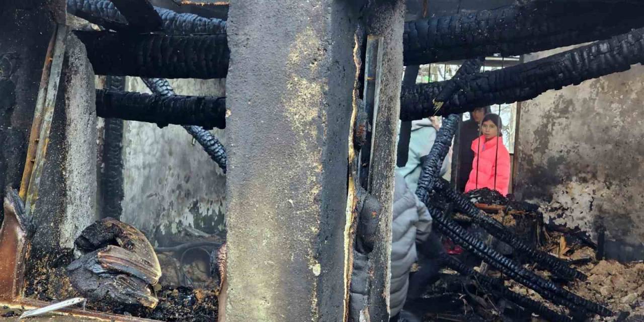 Yanan Evden Canlarını Zor Kurtardılar