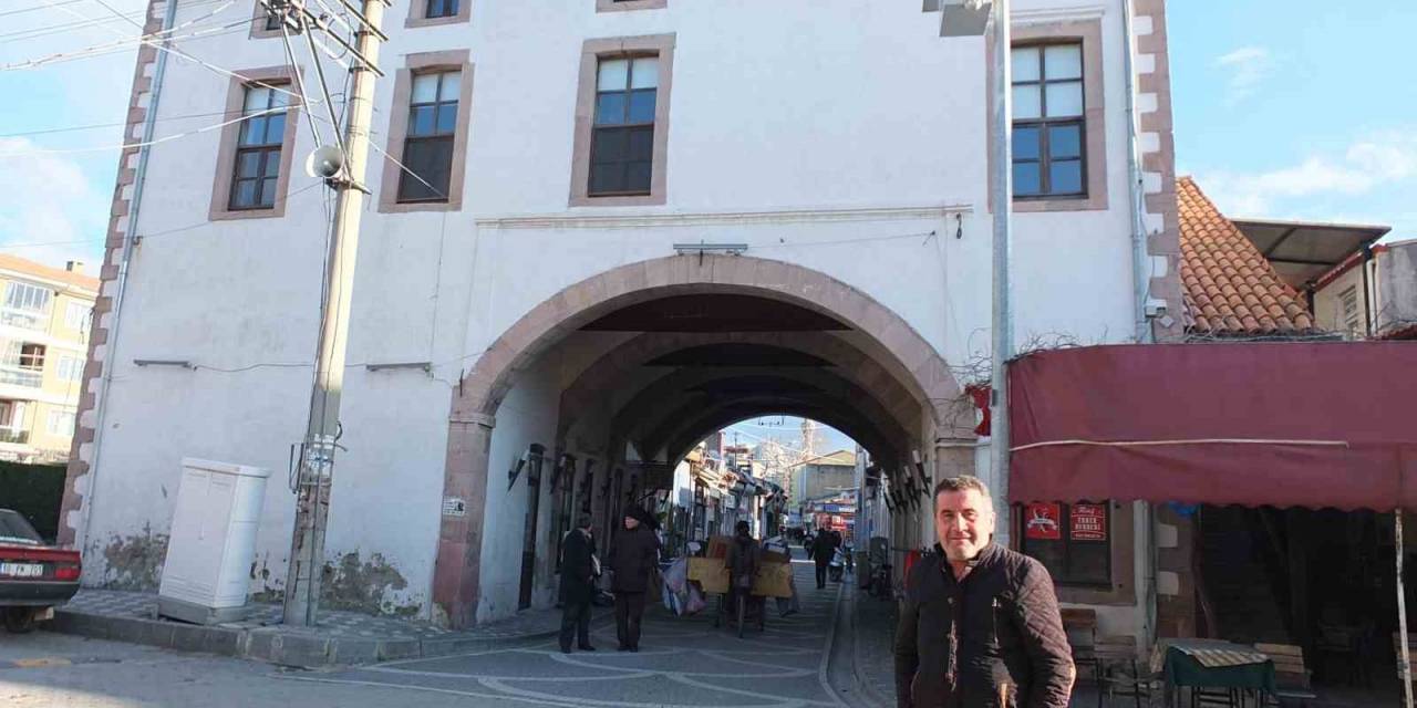 Altından Yol Geçen 280 Yıllık Cami İlgi Odağı