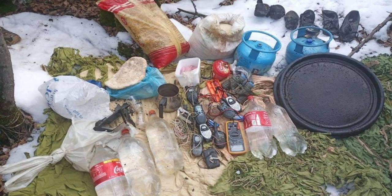 Teröristlere Ait Mağarada Çok Sayıda Yaşam Malzemesi Ve Mühimmat Ele Geçirildi