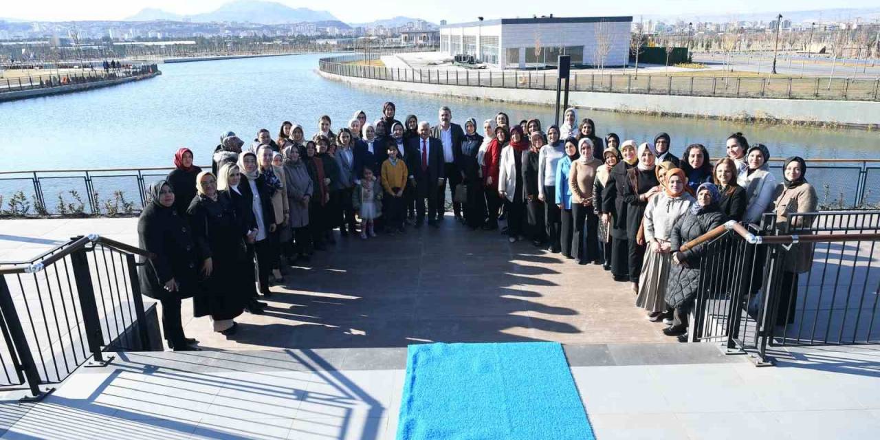 Başkan Büyükkılıç, Ak Parti Kadın Kolları Yönetimi İle Bir Araya Geldi