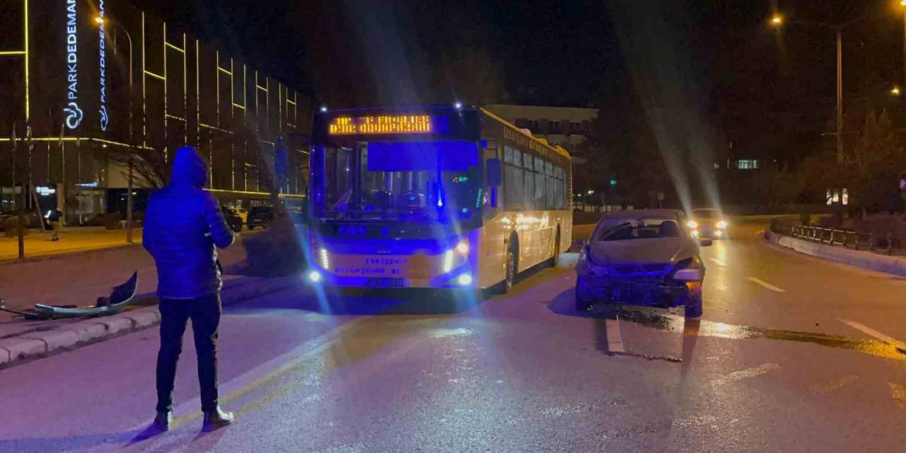 Virajı Alamayan Otomobil Belediye Otobüsüne Çarptı, 1 Kişi Yaralandı