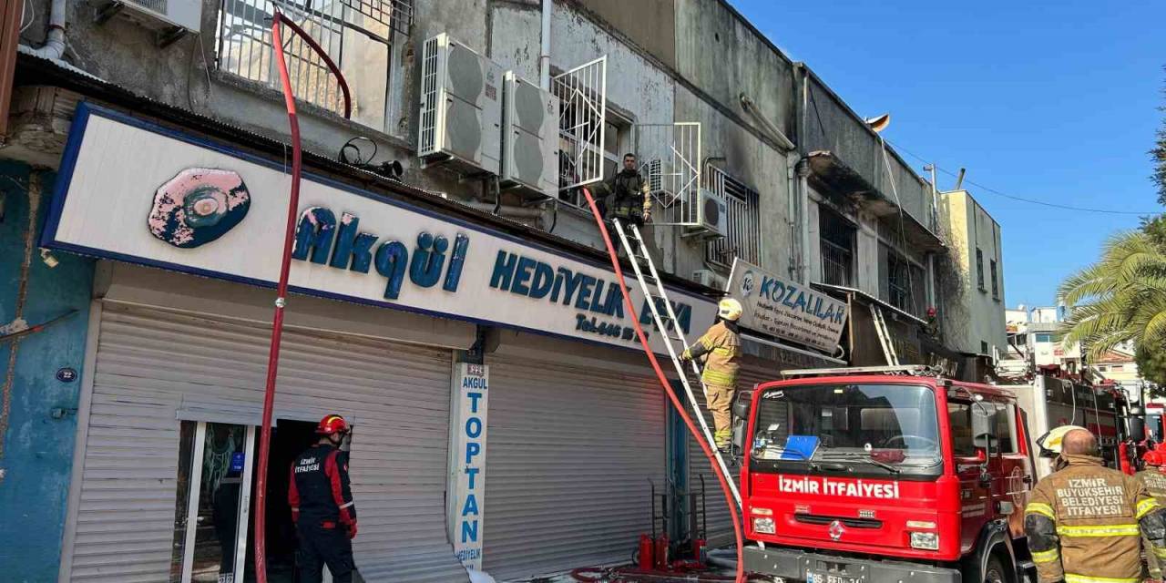 İzmir Kemeraltı Çarşısı’nda Çıkan Yangın Kontrol Altına Alındı