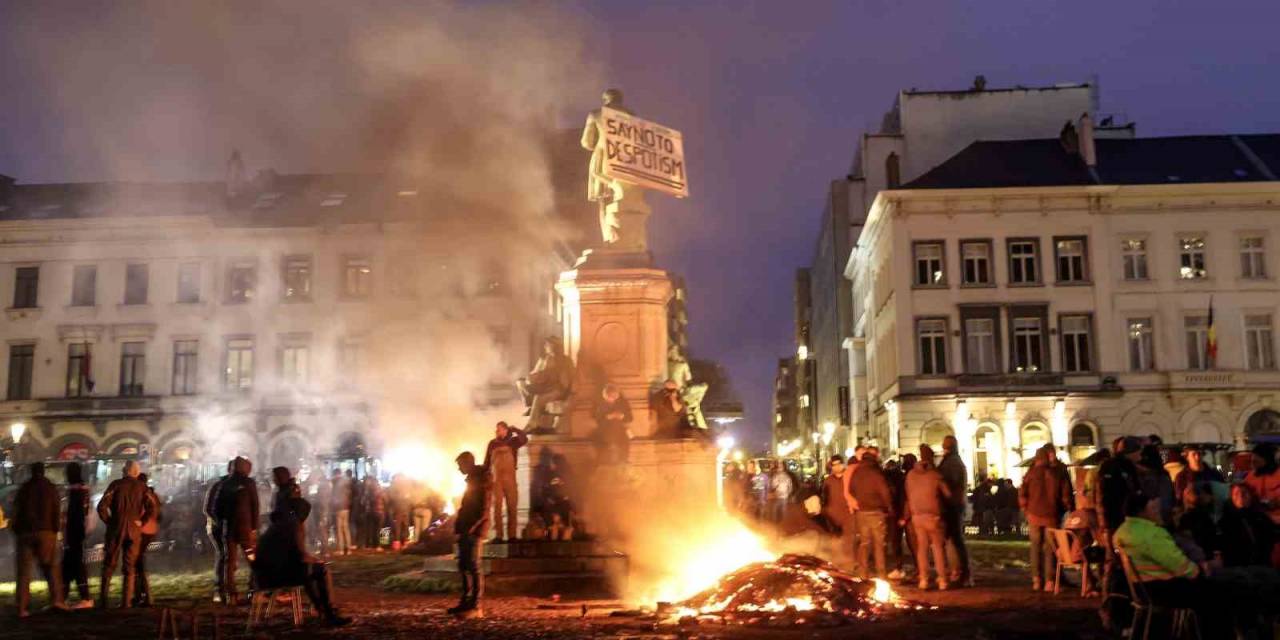 Avrupalı Çiftçiler Bin 200 Traktörle Ap Binasını Kuşattı
