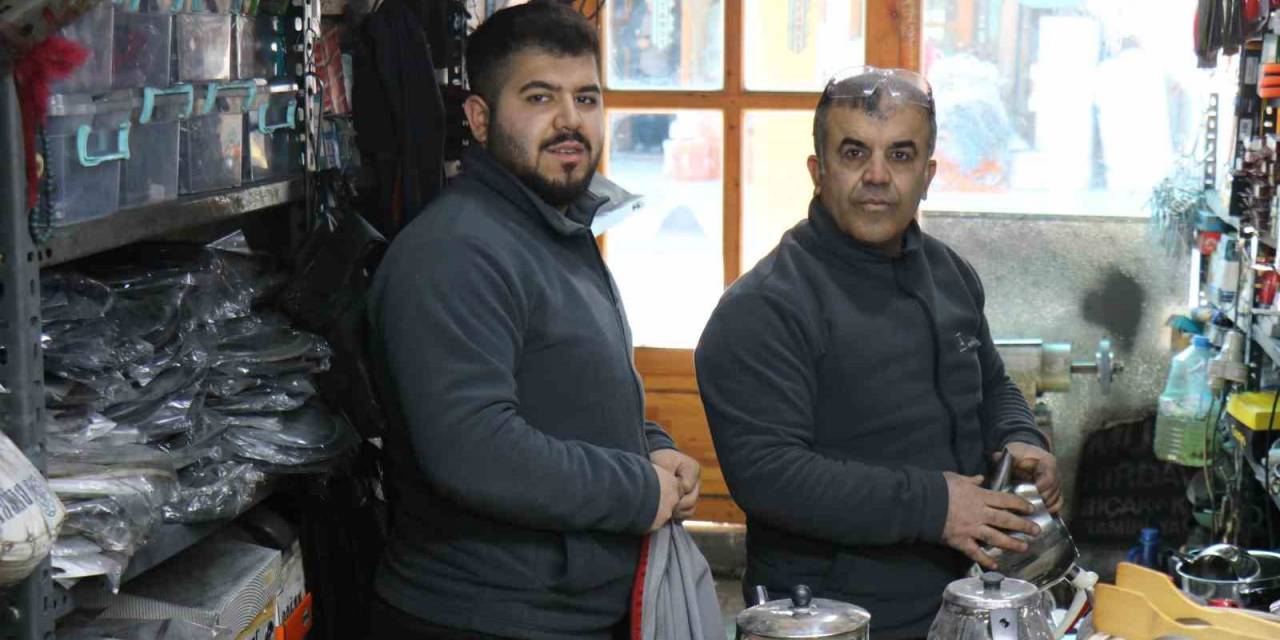 Tarihi Çarşıda Baba Ve Oğlu Teknolojiye Direniyor