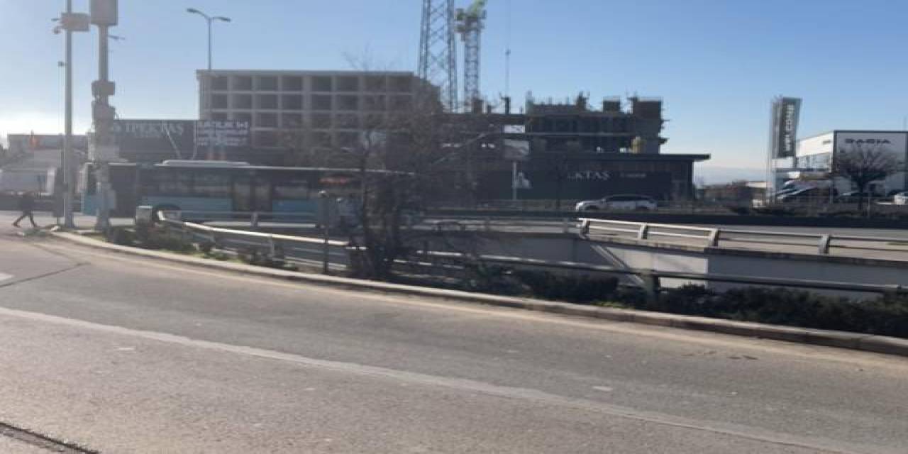 Polis Aracından Yola Atlayan Kadın Otobüsün Altında Kalarak Can Verdi