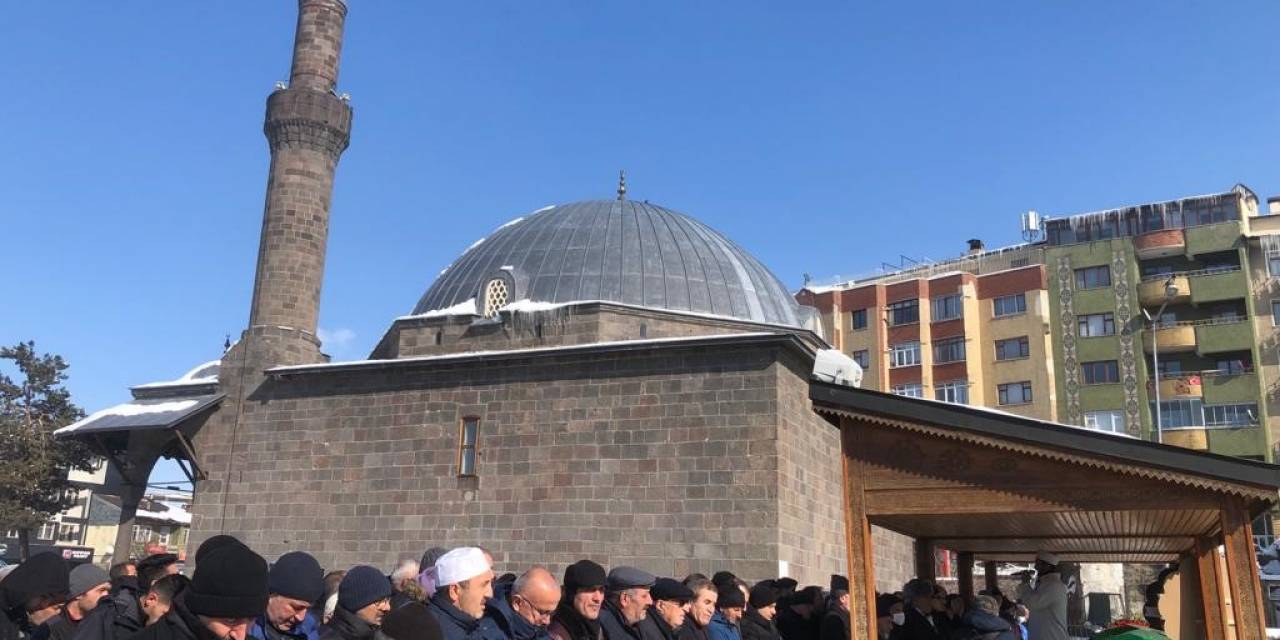 Nihat Gezder Son Yolculuğuna Uğurlandı