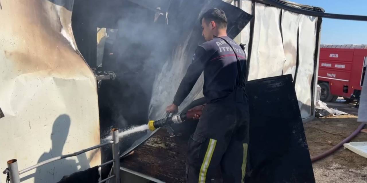 Antalya’da İşçilerin Kaldığı Konteynerler Alev Alev Yandı