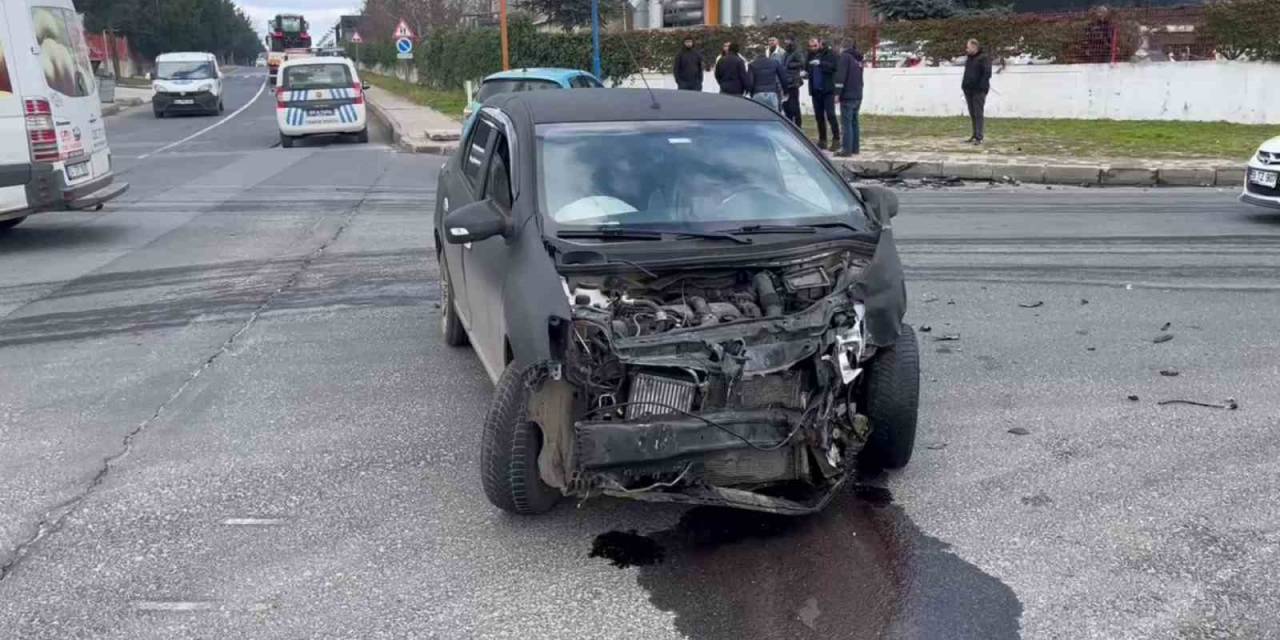 Kavşakta Çarpıştılar: 2 Yaralı