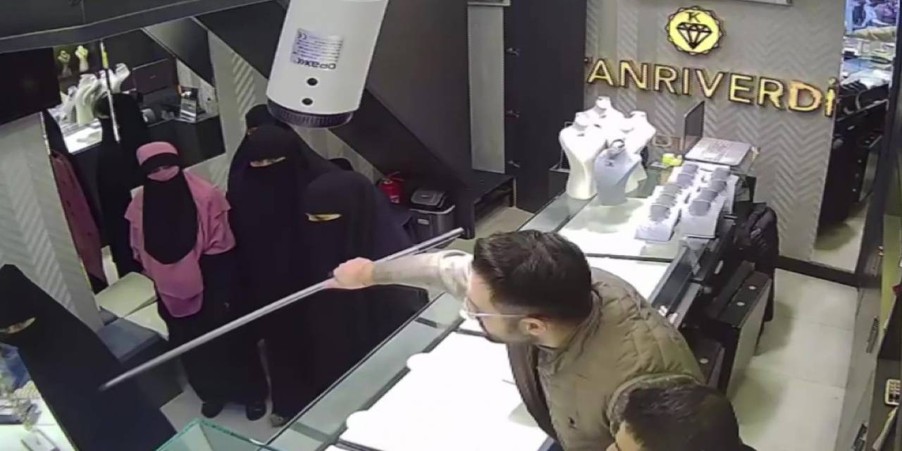 Yakalanınca Kurtulmak İçin Kuyumcunun Ortasına Tuvaletini Yaptı