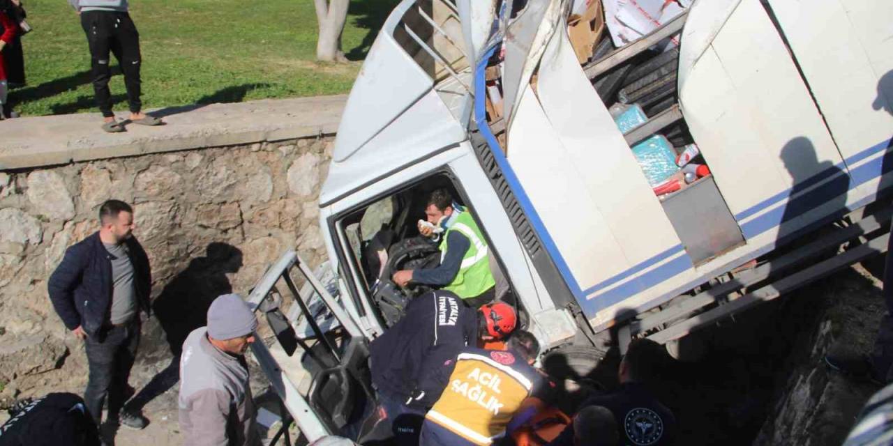 Kontrolden Çıkıp Kanalda Asılı Kalan Kamyonette Can Pazarı