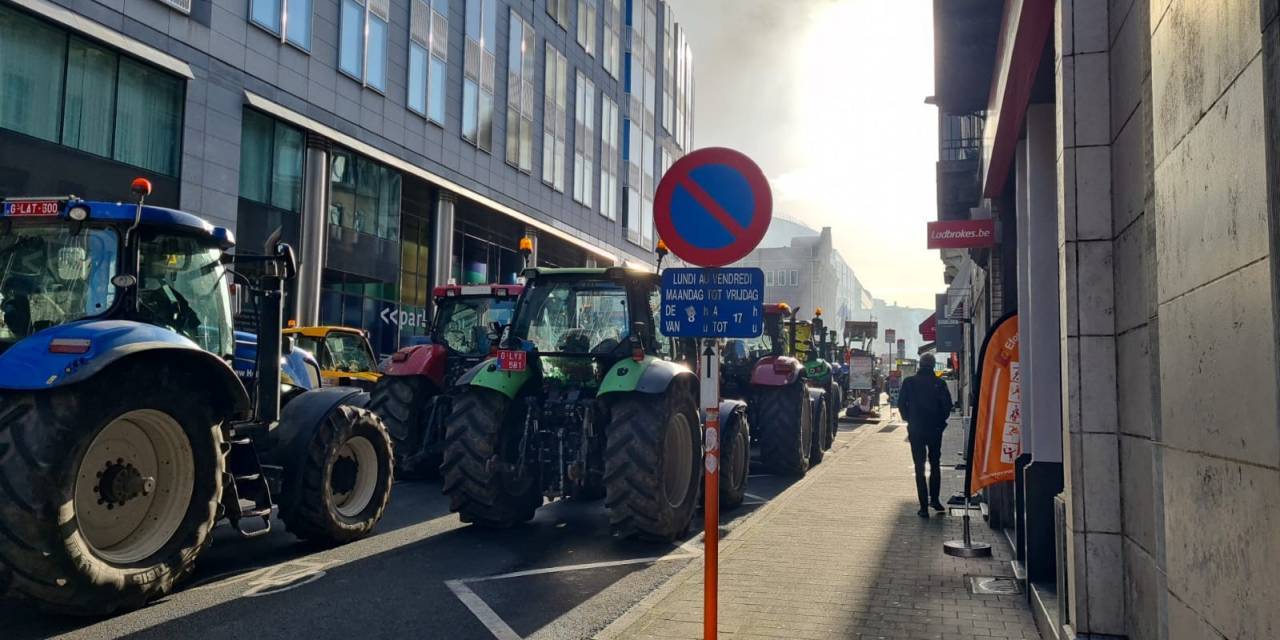 Avrupa Parlamentosu’nun Önü Savaş Alanına Döndü