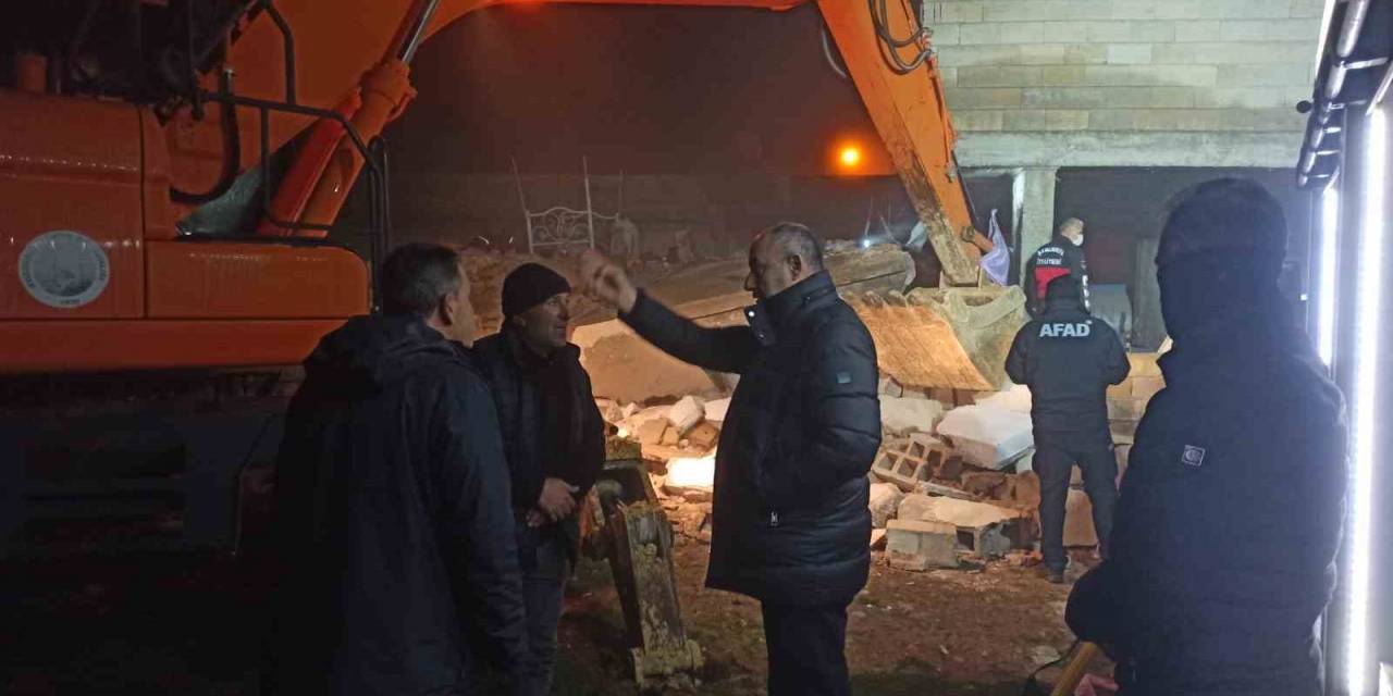 Başkan Aksoy, Enkazın Başından Ayrılmadı