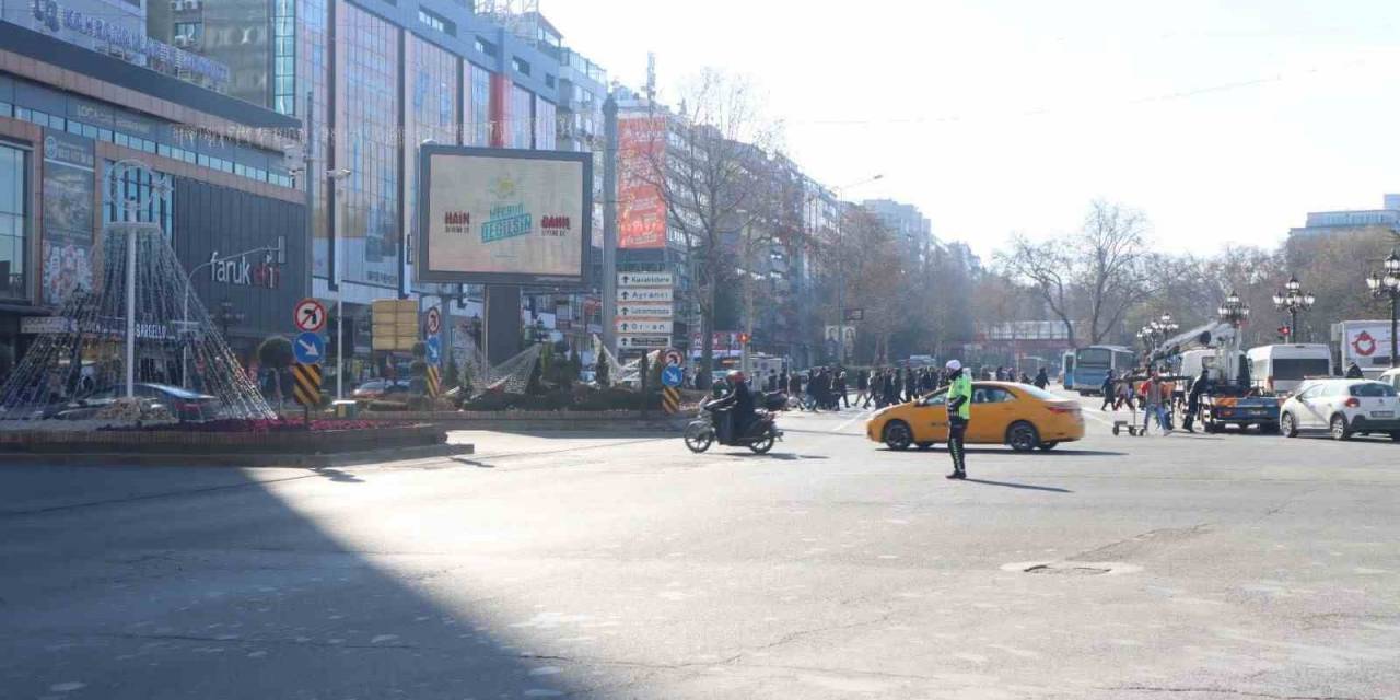 Ataşehir Belediyesinden ‘Billboardlarda Afiş Yayınlatma’ İddialarına İlişkin Açıklama