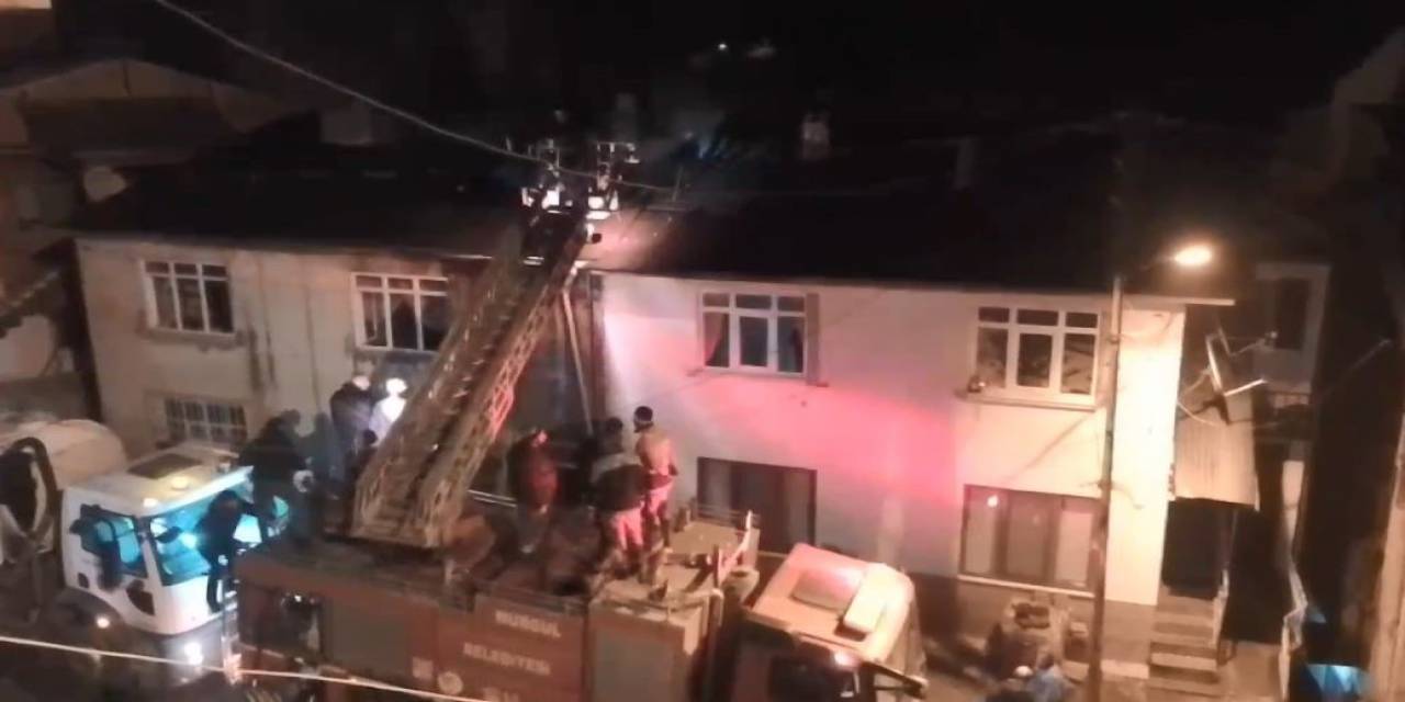 Artvin’de 2 Katlı Evin Çatısında Yangın Çıktı