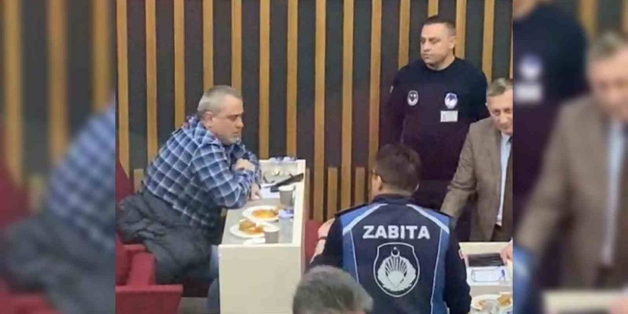 Tanju Özcan, Tartıştığı Meclis Üyesini Dışarı Çıkaramayan Zabıta Müdürünü Görevden Aldı