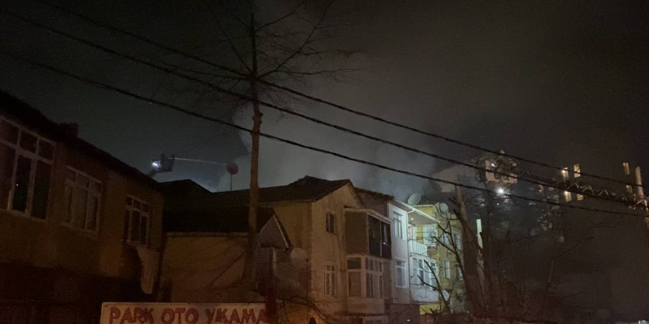 Sarıyer’de 3 Katlı Binanın Çatısı Alev Aldı