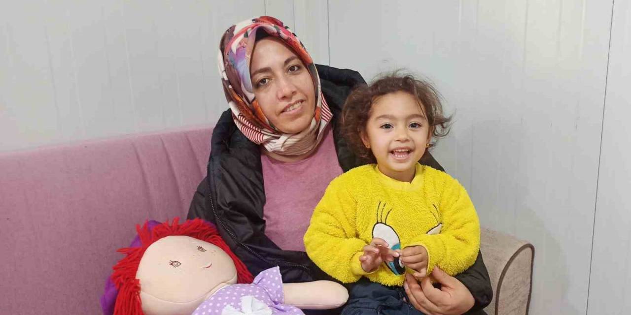 Depremzede Kadın Enkazdan 3 Saat Sonra, 3 Yaşındaki Kızı 3 Gün Sonra Çıkarıldı