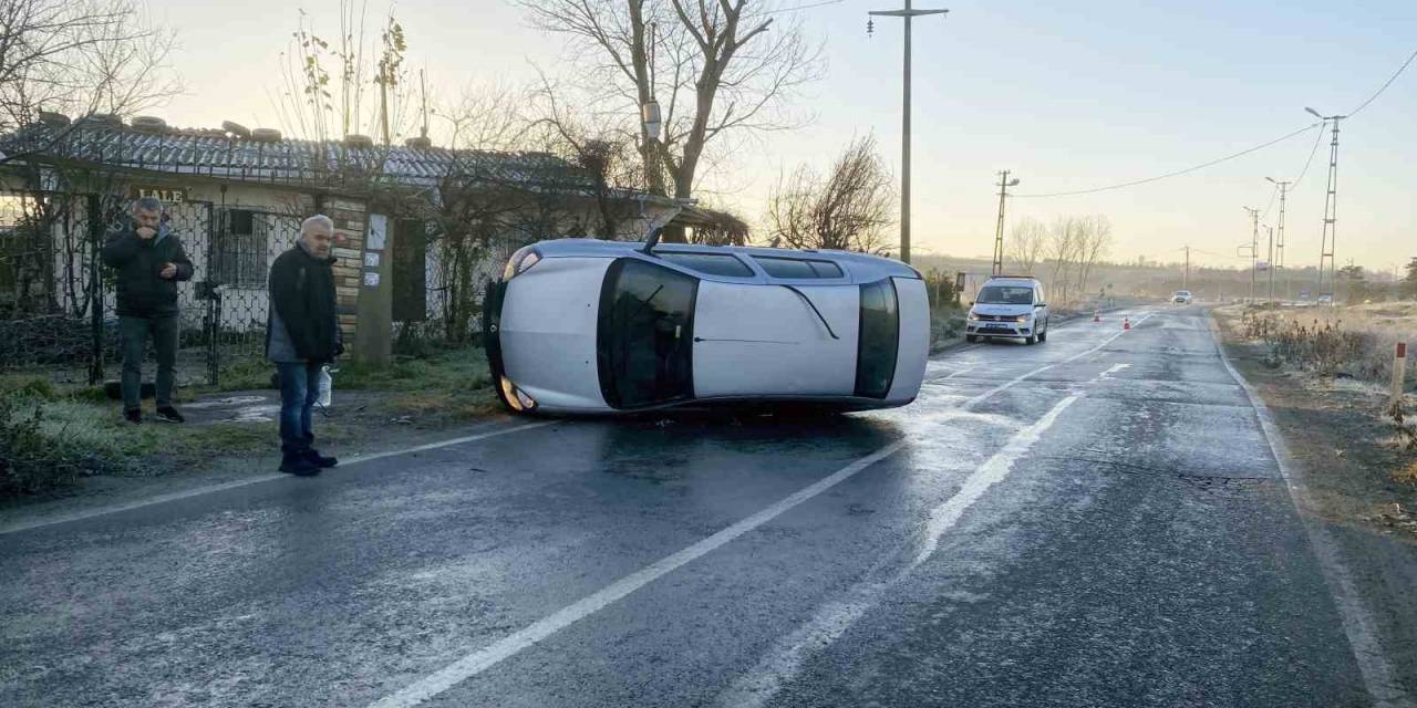 Büyükçekmece’de Buzlanan Yolda Araç Yan Yattı