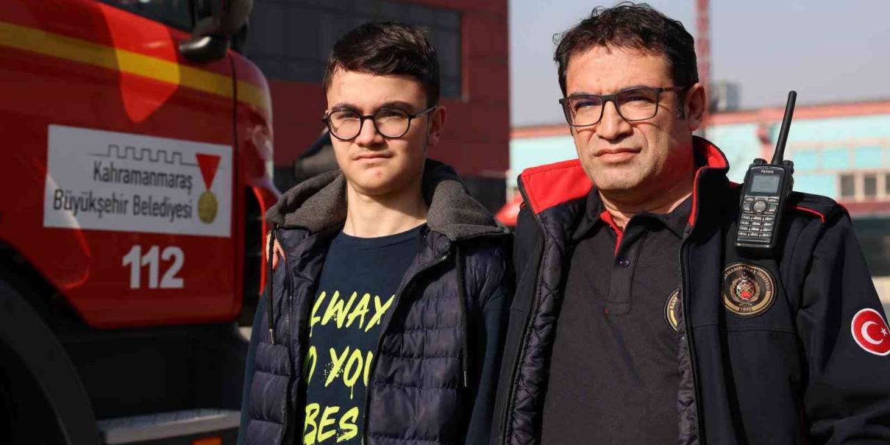 İtfaiyeci Baba Enkazdaki Oğluna "Sen Bekle Yaralıları Kurtaracağım" Diyerek Başkalarının Yardımına Koştu