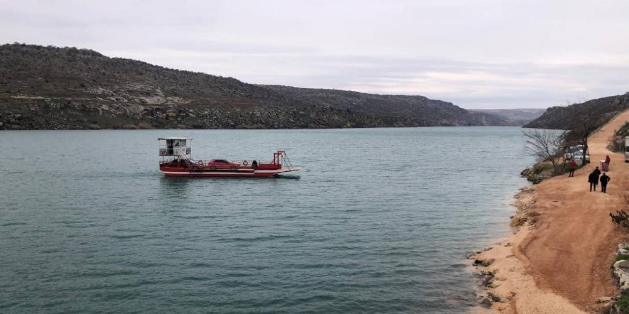 Arabalı Feribotla Şanlıurfa’dan Gaziantep’e 5 Dakikada Ulaşılıyor