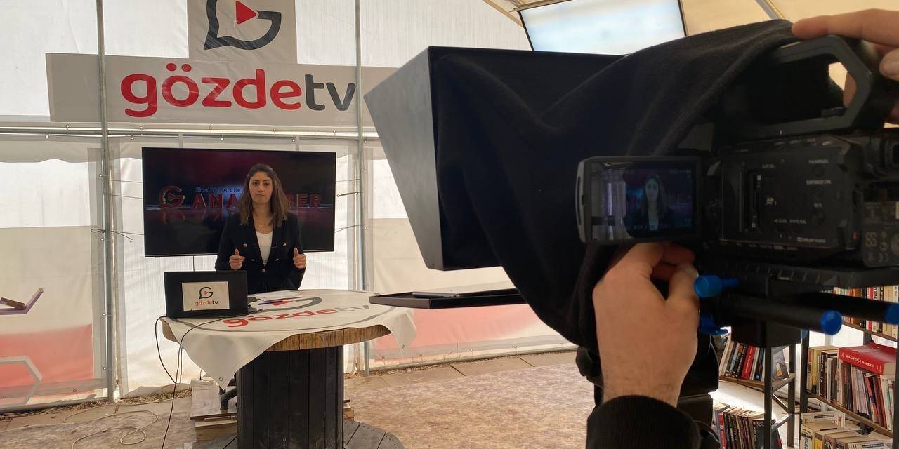 Deprem Sonrası Bir Yıldır Çadırdan Yayın Yapıyorlar