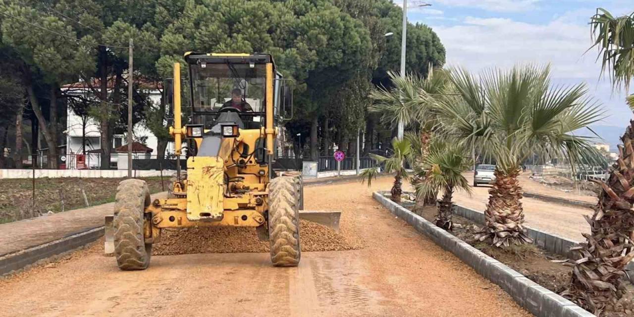 Ezine Belediyesi, Ezine Kamu Kampüsü Ve Şehir Merkezi Bağlantı Yolu’nda Sıcak Asfalt Çalışması Başlattı