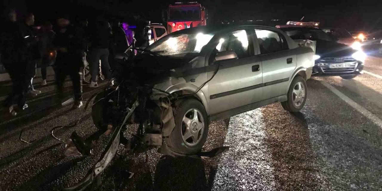 2 Otomobil Çarpıştı: 6 Yaralı