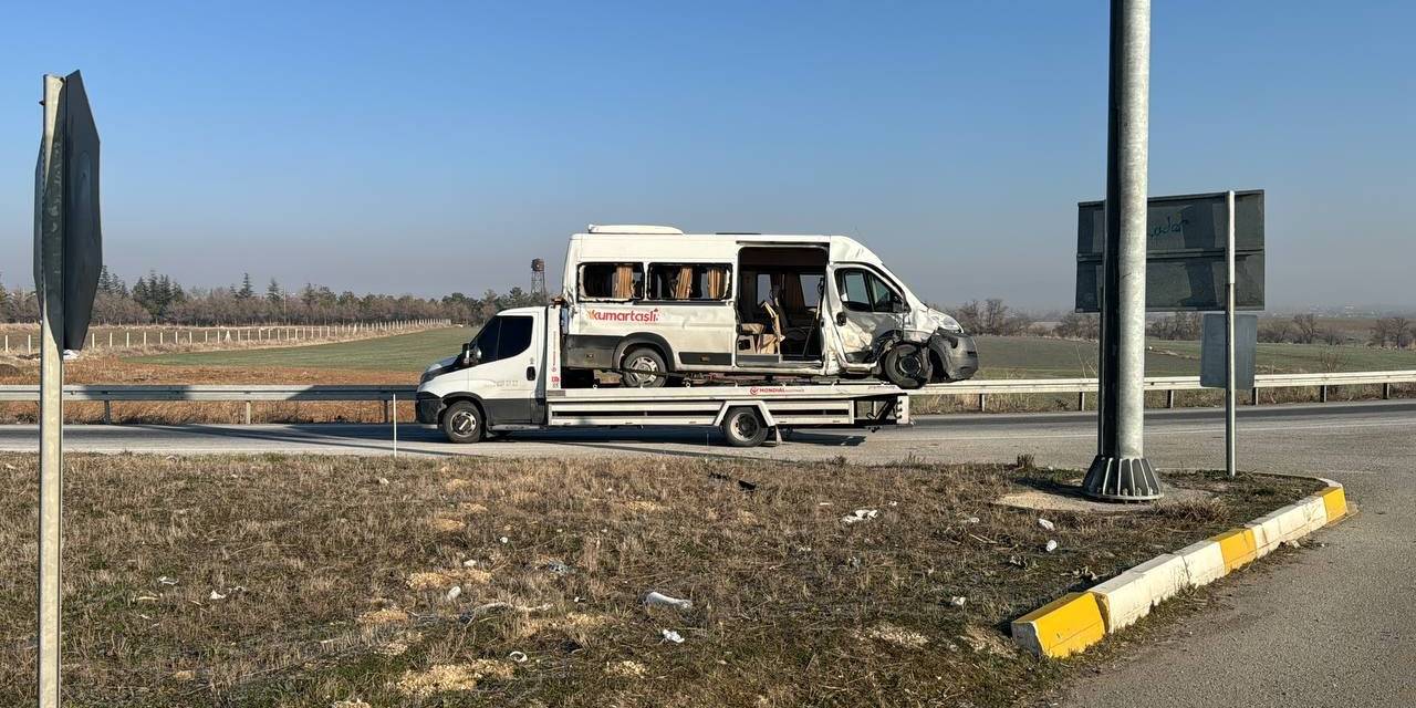 İşçi Servisi İle Kamyonet Çarpıştı, 8 Kişi Yaralandı