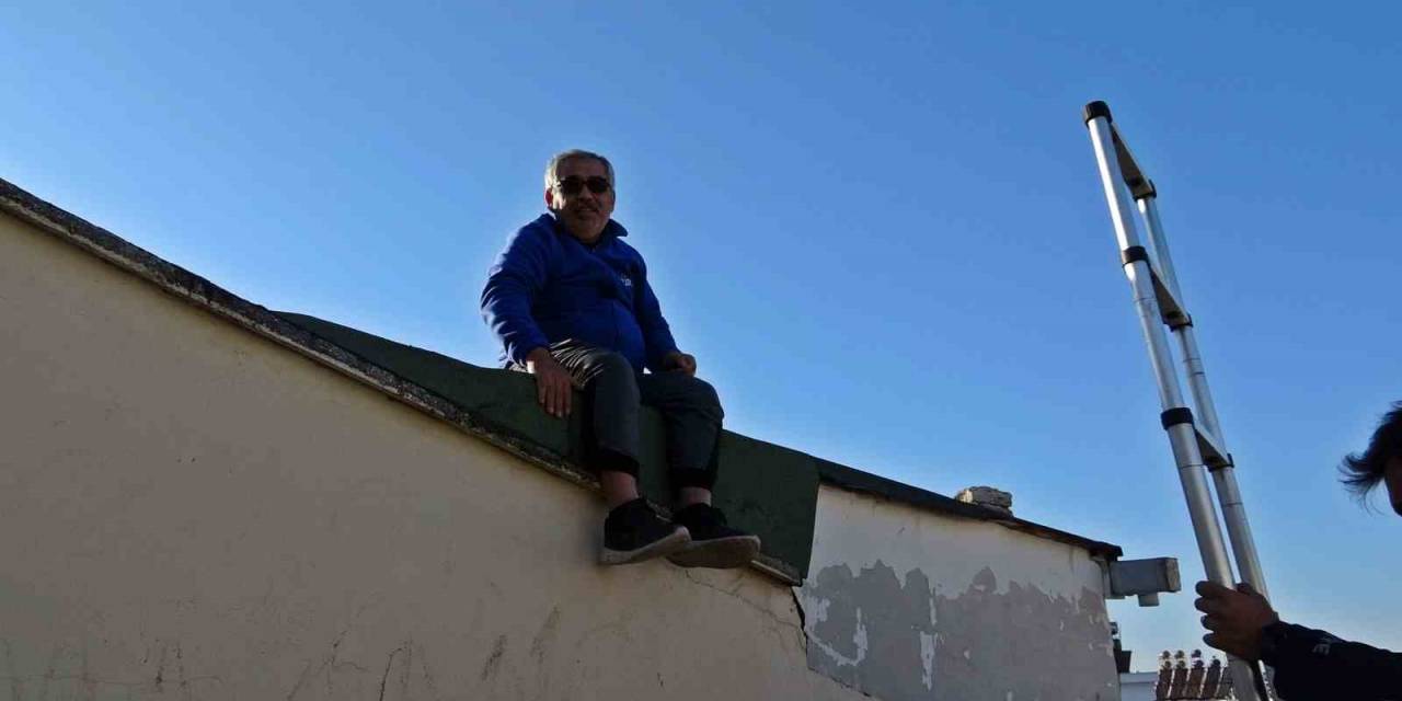 "Uyduda Parazit Var" Deyip Çatıya Çıktı, 2 Metre Yükseklikte Mahsur Kaldı