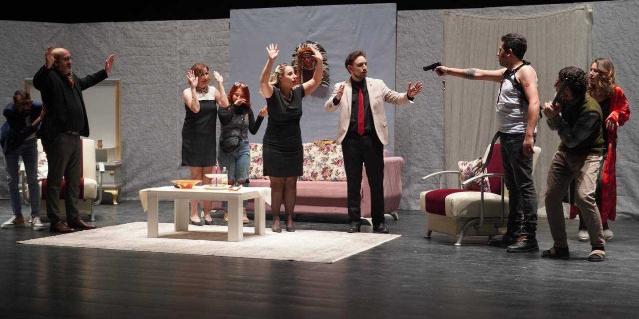 Tiyatro Oyunu İzleyenleri Hayran Bıraktı