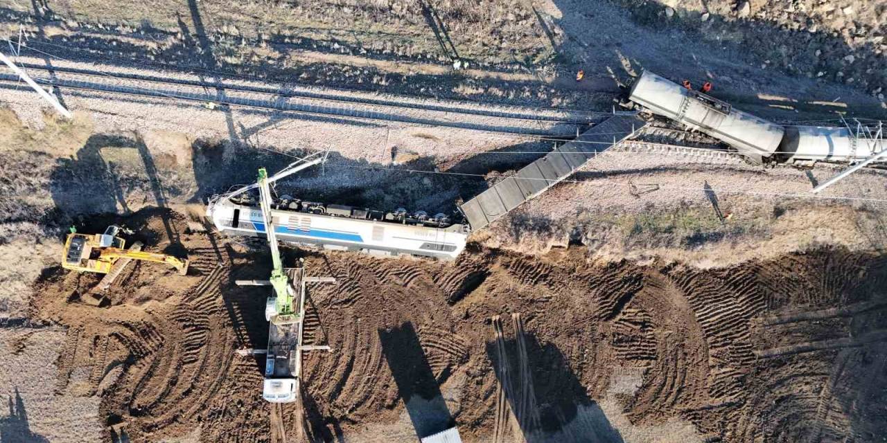 Kırıkkale’de Devrilen Zift Yüklü Treni Kaldırma Çalışmaları Sürüyor