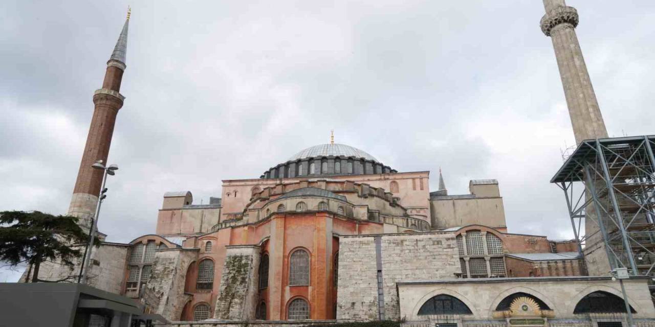 Ayasofya Camii’ndeki Osmanlı Eserleri De Yakında Artırılmış Gerçeklik Destekli Qr Kodla Anlatılacak