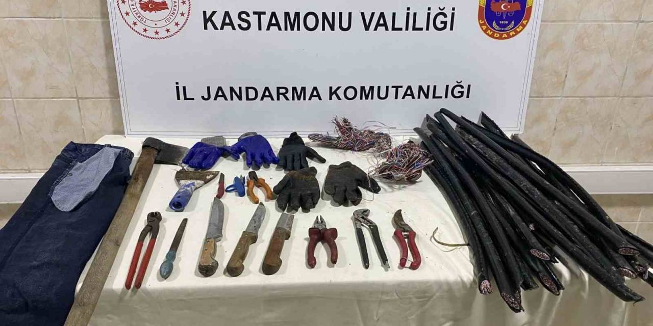 Cezaevinden Çıkar Çıkmaz Eşi Ve Çocuğuyla Enerji Nakil Hattı Kablosu Çalmaya Gitti