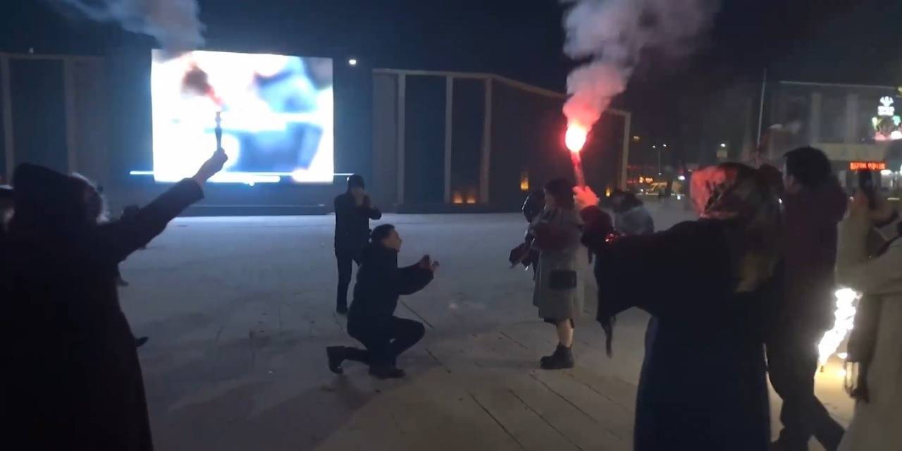 Billboard Önünde Sürpriz Evlilik Teklifi